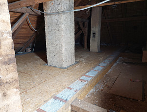 Zateplení stropu rodinného domu pomocí foukané izolace